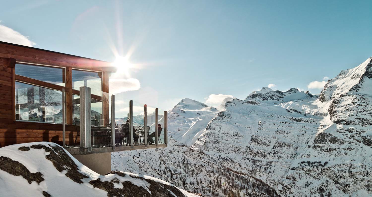 Saas-Fee is one of the prettiest ski towns in the Valais region. Switzerland Tourism is asking to offer tests to tourists to avoid quarantine.