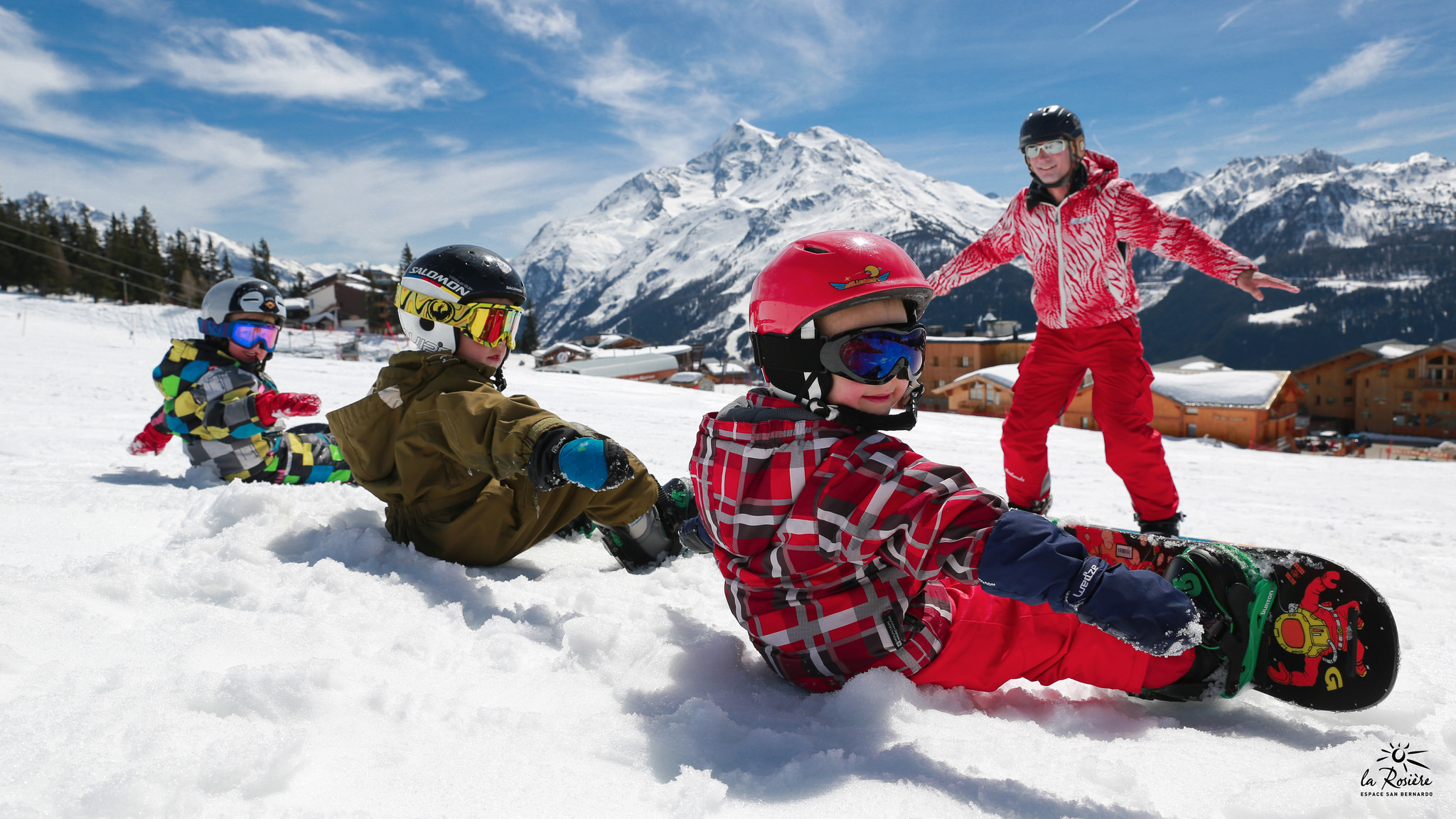 Kids are enjoying a snowboard lesson at La Rosière