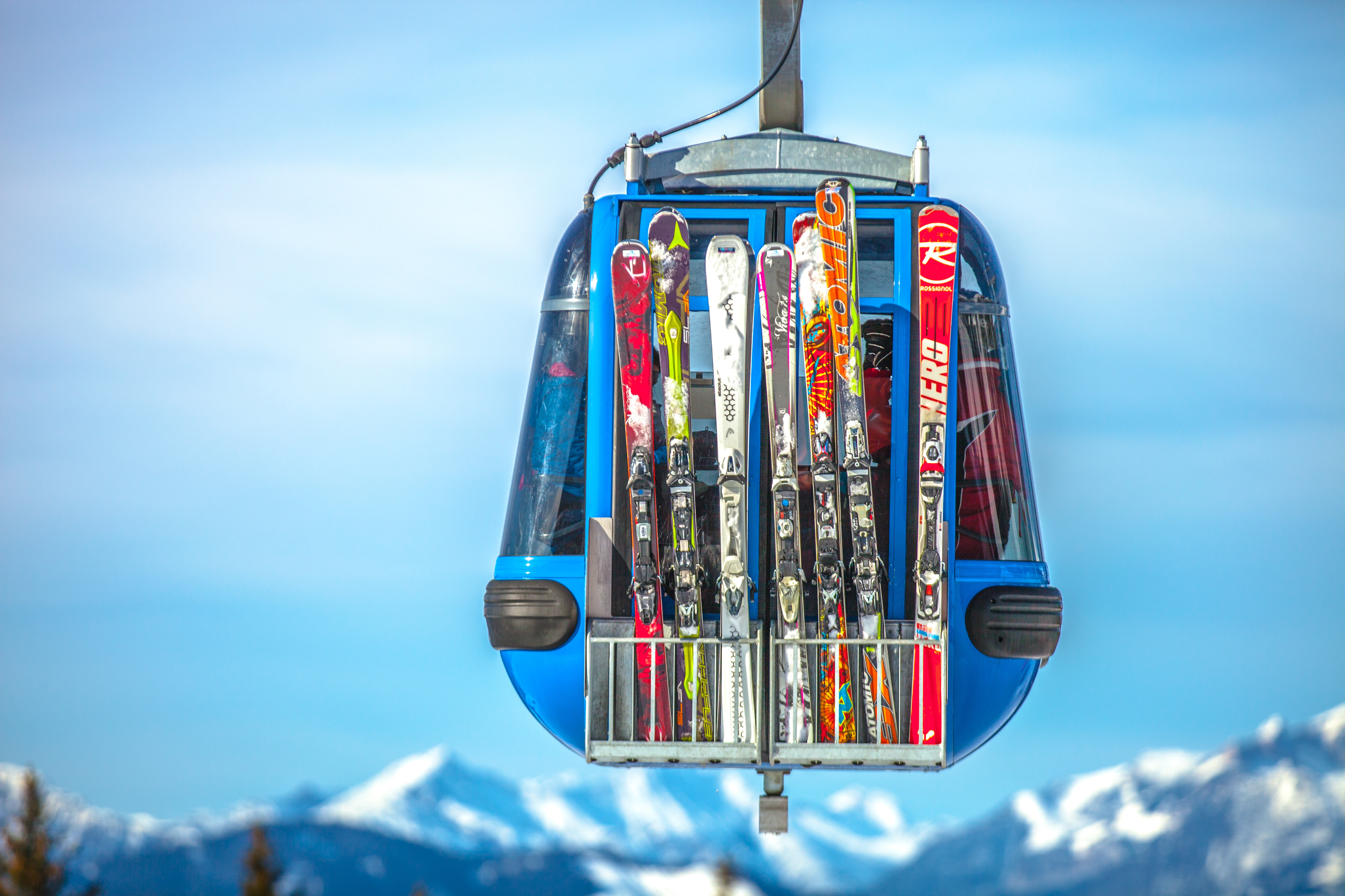 gondola-with-skis-kipras-streimikis-Unsplash