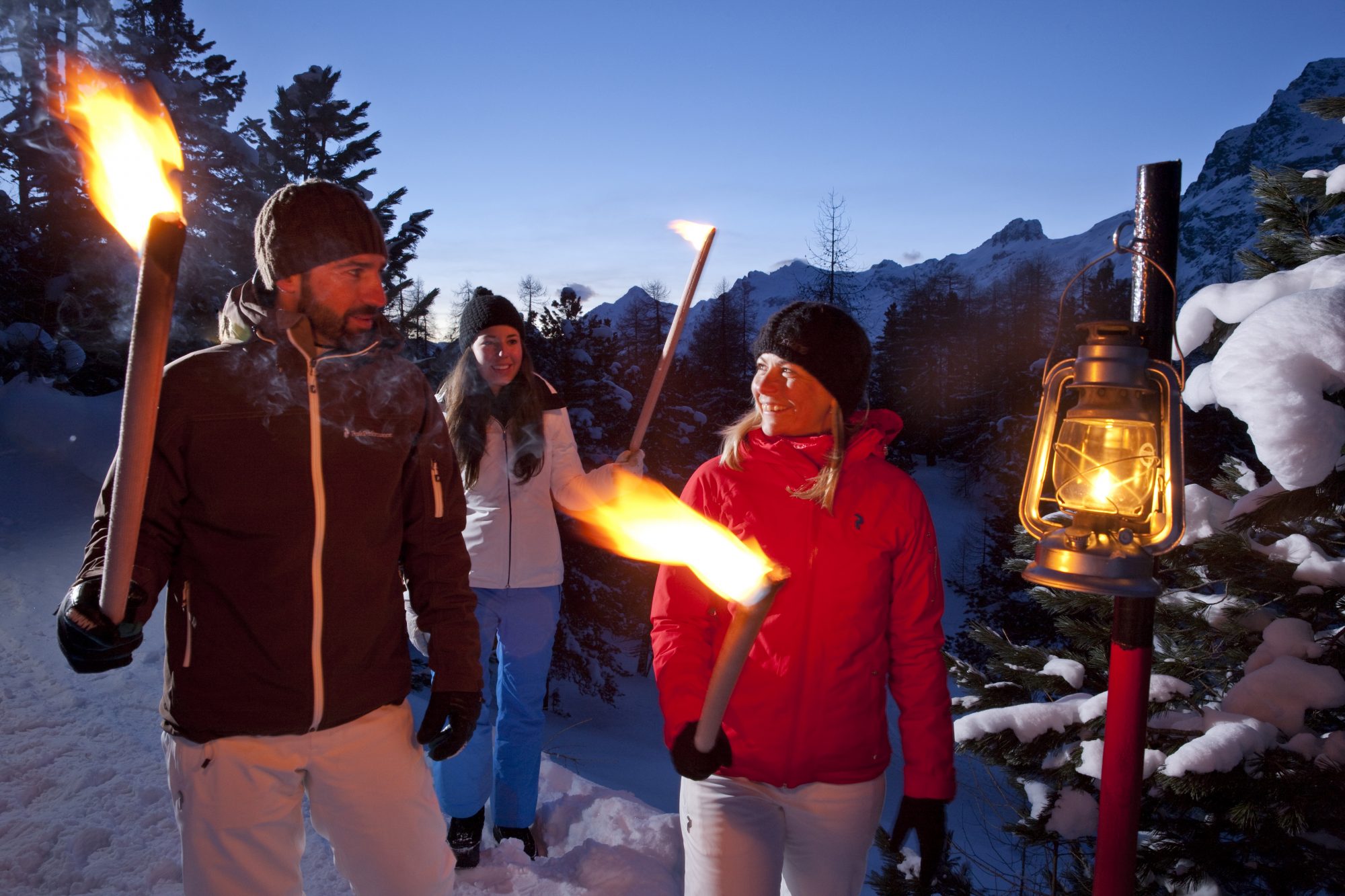 ENGADIN St. Moritz: Walking with torches swiss-image.ch/Christof-Sonderegger