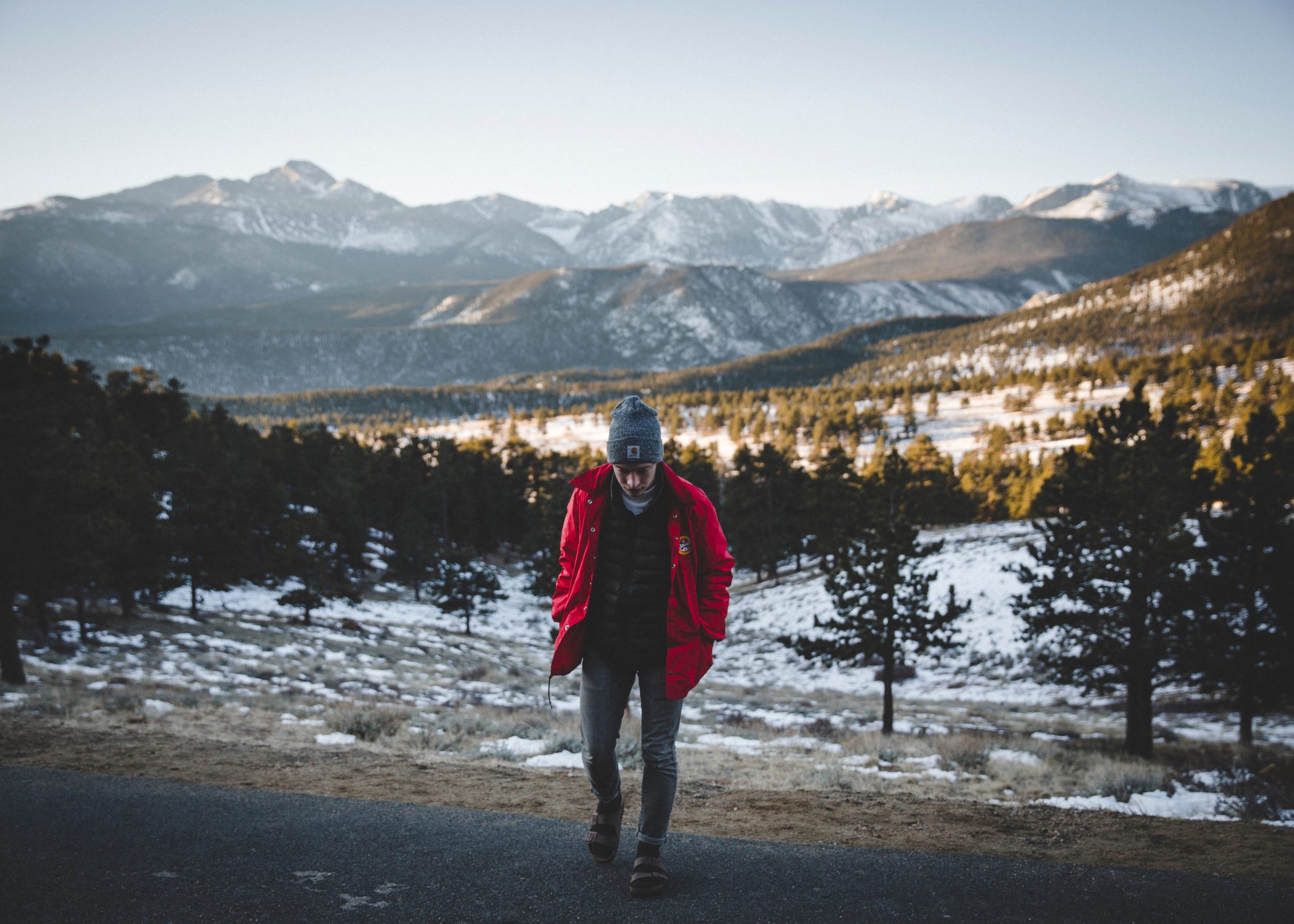 A stop in the way when driving - Photo by Easton Oliver - Unsplash - Estes Park, Colorado. Driving to the mountains. Winter tyres, snow chains