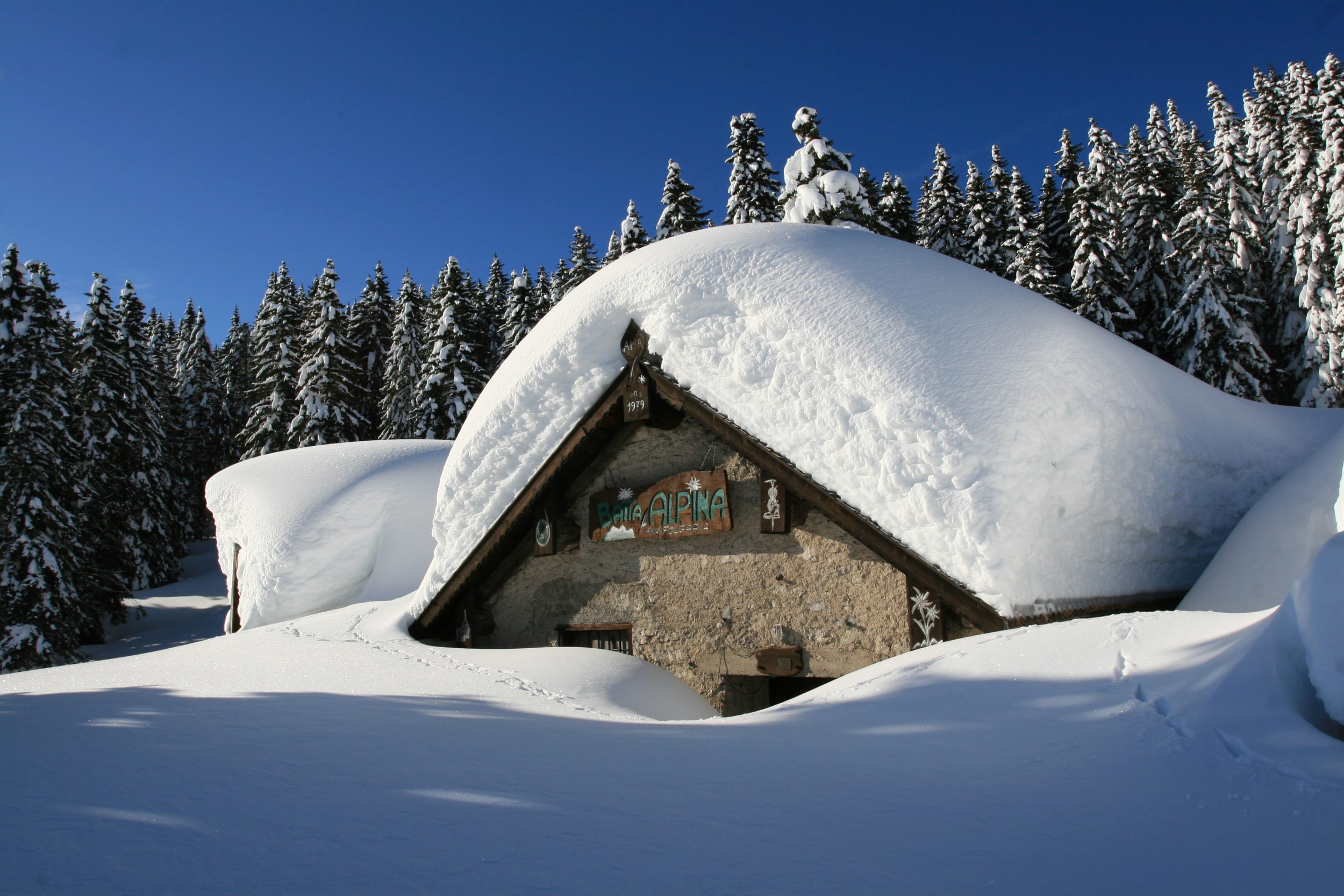 Snowed cabin in Alpe Cimbra - Photo by: Azienda per il Turismo Folgaria Lavarone Lusérn