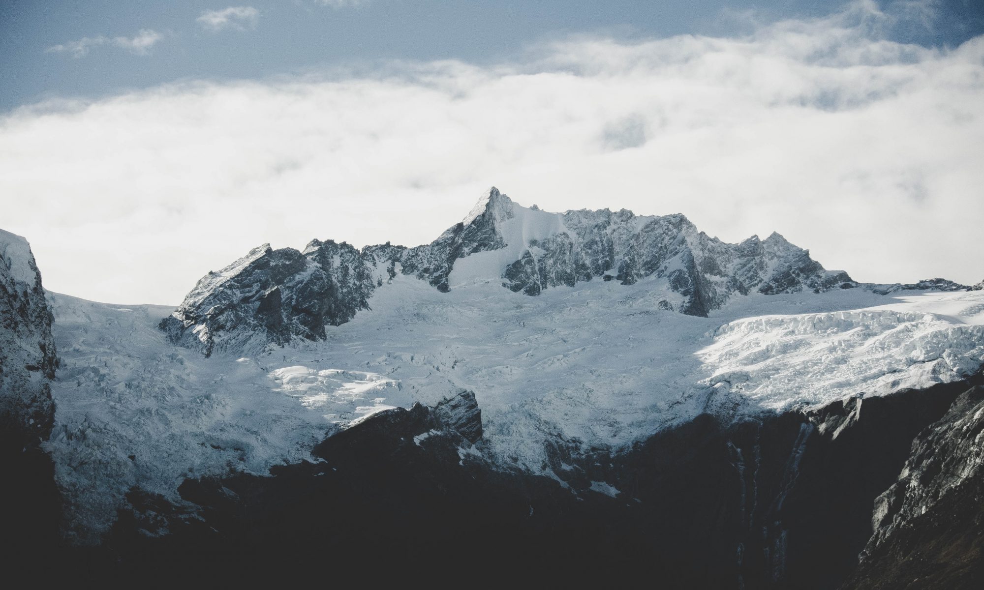 Avalanches- Mount Aspiring, an angry mountain, New Zealand- Photo by Aleks Dahlberg- Unsplash.