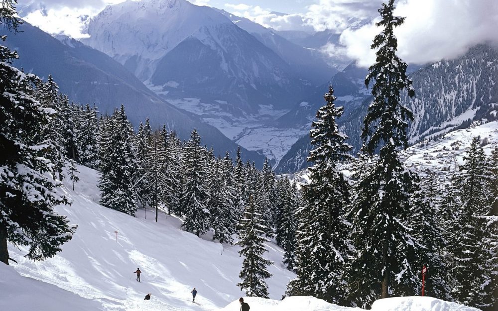 Powder Skiing in Back Bowls In Vail, CO. Photo: Vail Resorts. The Must-Read Guide to Vail.