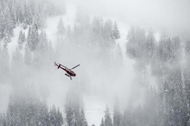 Helicopter searching the Spaniards caught in an avalanche. Photo EFE. Three Spaniard Skiers have died and two others are injured in Switzerland after an avalanche.