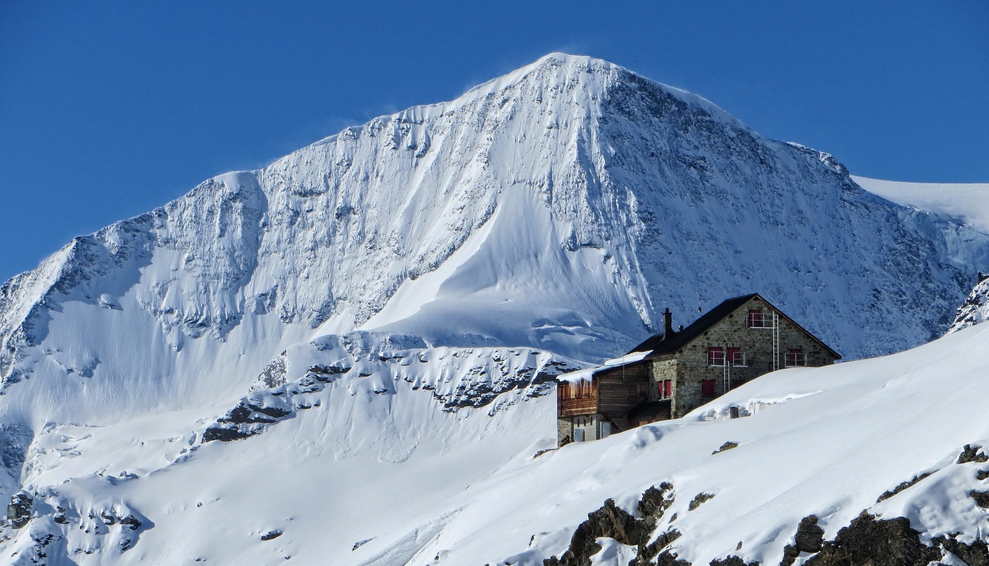 Pigne d'Arolla - Here 14 skiers could not get to a refuge caught by a snowstorm. Three accidents during the weekend break claimed several victims in the mountains of Switzerland, killing 9 victims