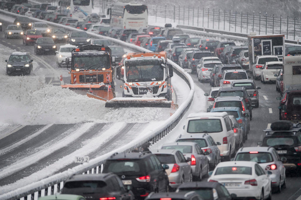 Easter holiday traffic queues up at the motorway A2 direction south in front of the Gotthard tunnel near Erstfeld, Switzerland, on Saturday, 31 March 2018. (KEYSTONE/Urs Flueeler) GOTTHARD TAILBACKS: Alpine tunnel closure causes major holiday traffic disruption.