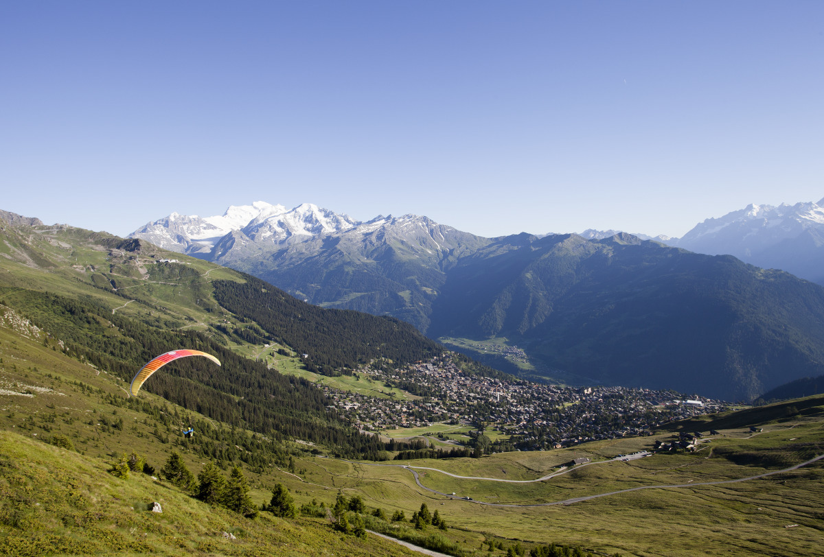 During the summer the Parapenting is usually practiced at the Verbier Valley. Photo by AM Studio. Verbier Promotion.
