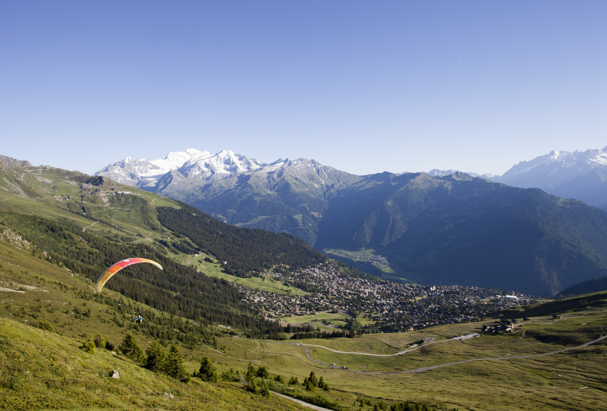 During the summer the Parapenting is usually practiced at the Verbier Valley. Photo by AM Studio. Verbier Promotion. 