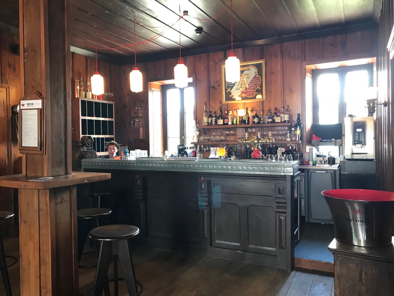 The bar at the Terminal Neige-Refuge. Photo by The-Ski-Guru.