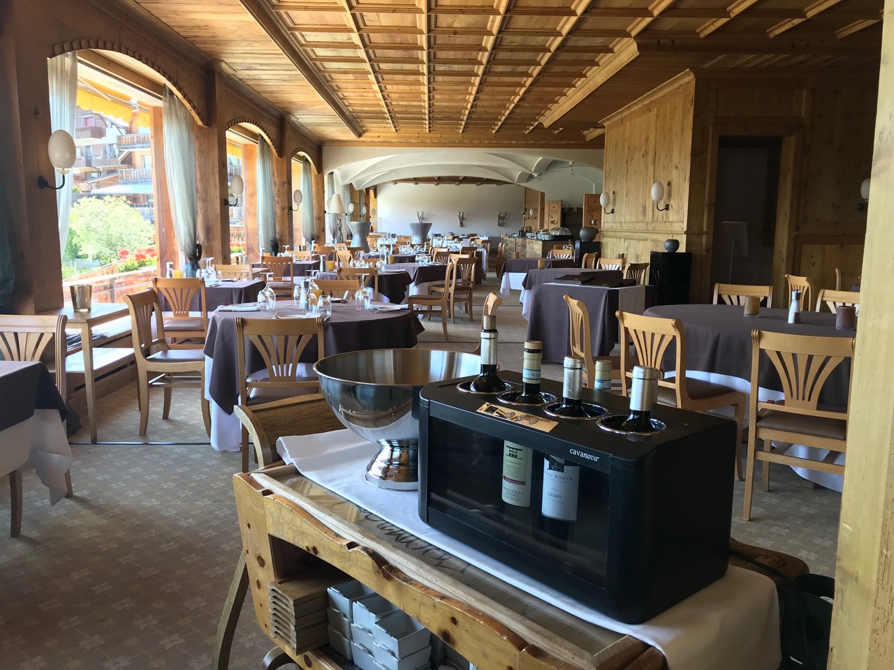 Main restaurant and breakfast room, next to the bar of L'Etrier. Photo: The-Ski-Guru. 