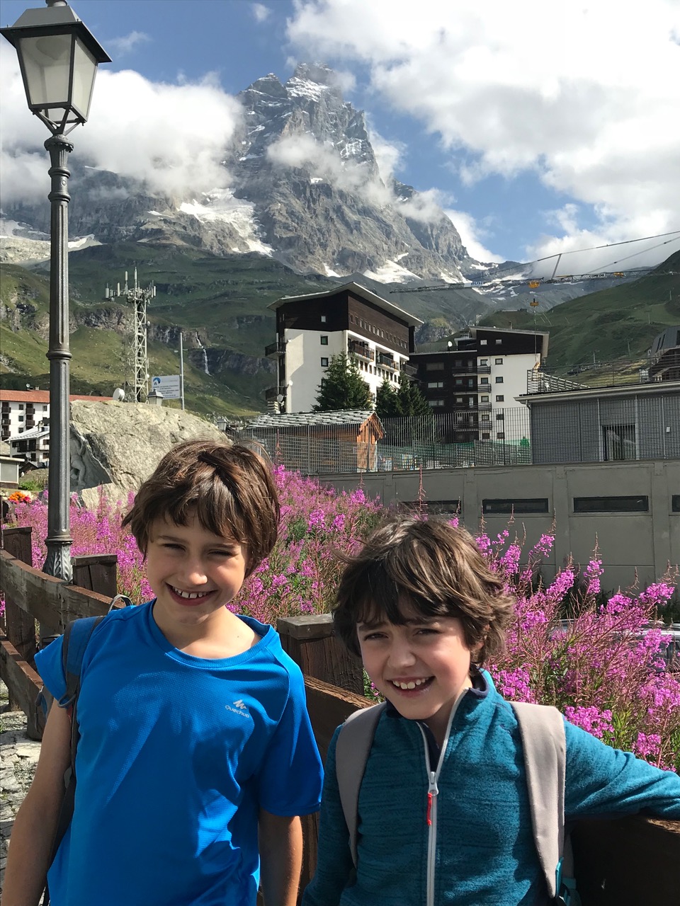 The boys with the Monte Cervino in the backdrop. A trekking day with the family in Cervinia. 