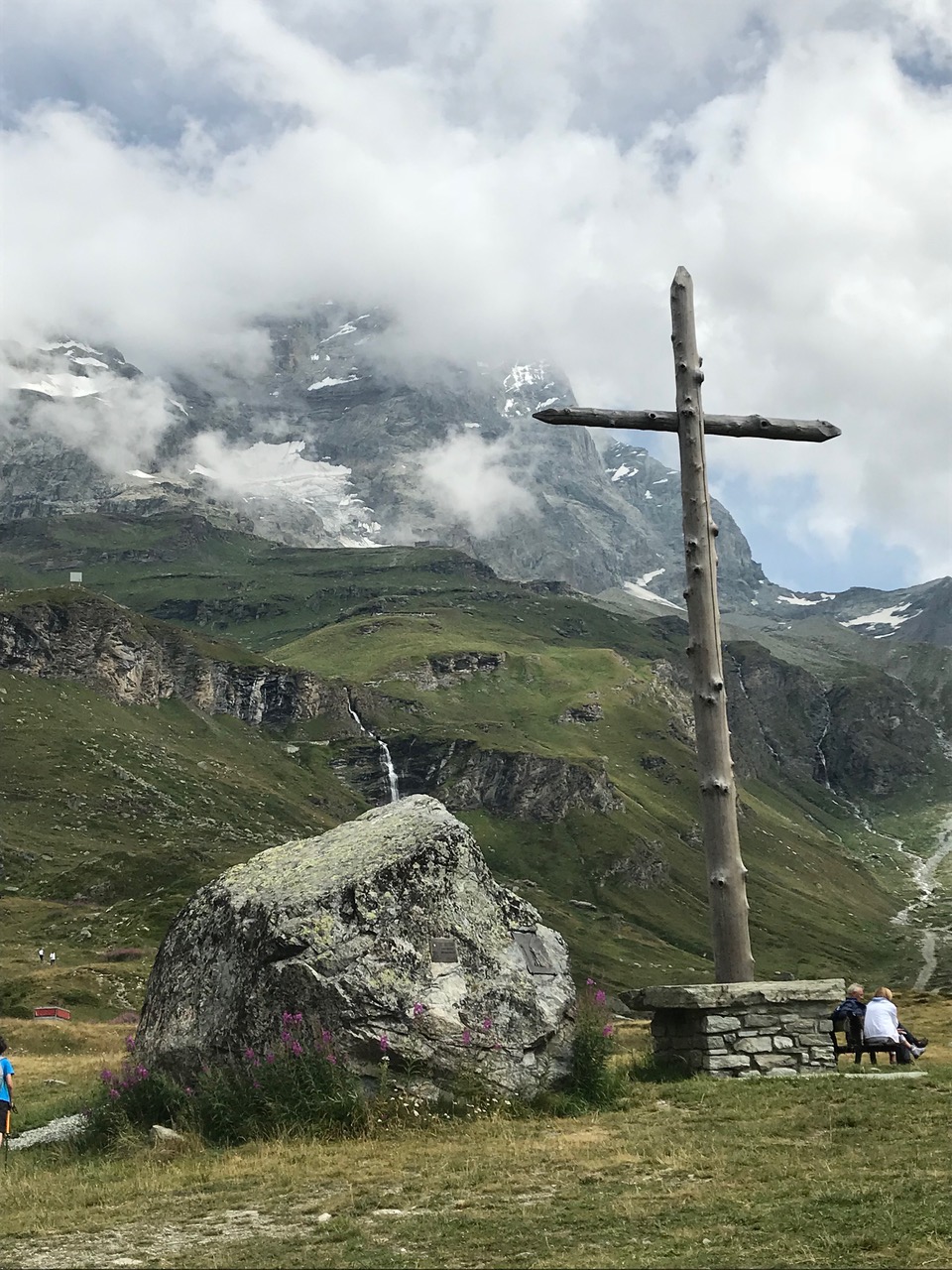 A small church on the way - next to the Royaume du Cervin restaurant. A trekking day with the family in Cervinia-Photo: The-Ski-Guru. 