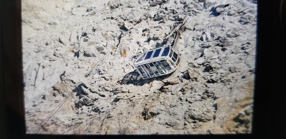 Les Grands Montets funicular on the ground, luckily there were no victims. 