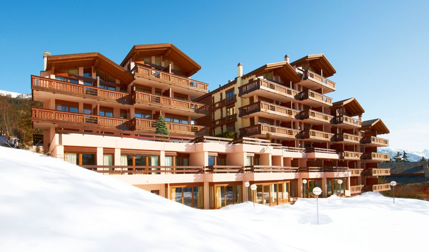 Exterior of the Helvetia Intergolf Hotel and Apart Hotel near Montana.