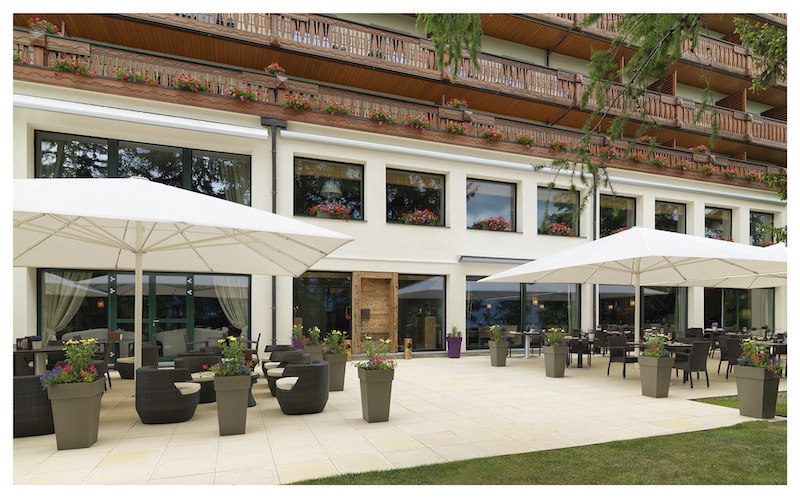 The Royal Hotel terrace is a place to relax and have an aperitivo or lunch 'al fresco'. 