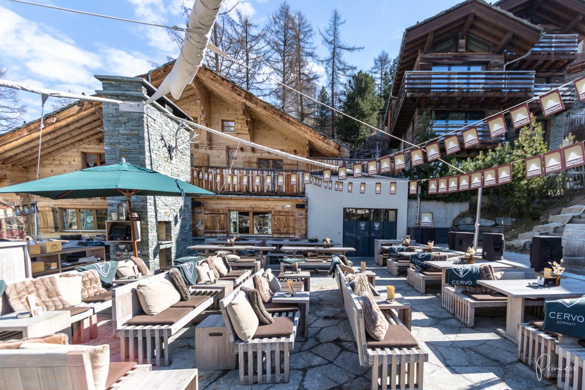 Cervo Hotel's terrace, a popular place for the après-ski. 