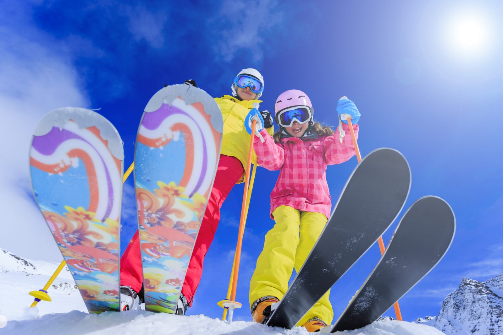 Ski, skiers, sun and winter fun - skiers enjoying ski vacation. Photo CheckYeti/Skiset. CheckYeti enters a strategic partnership with Skiset.