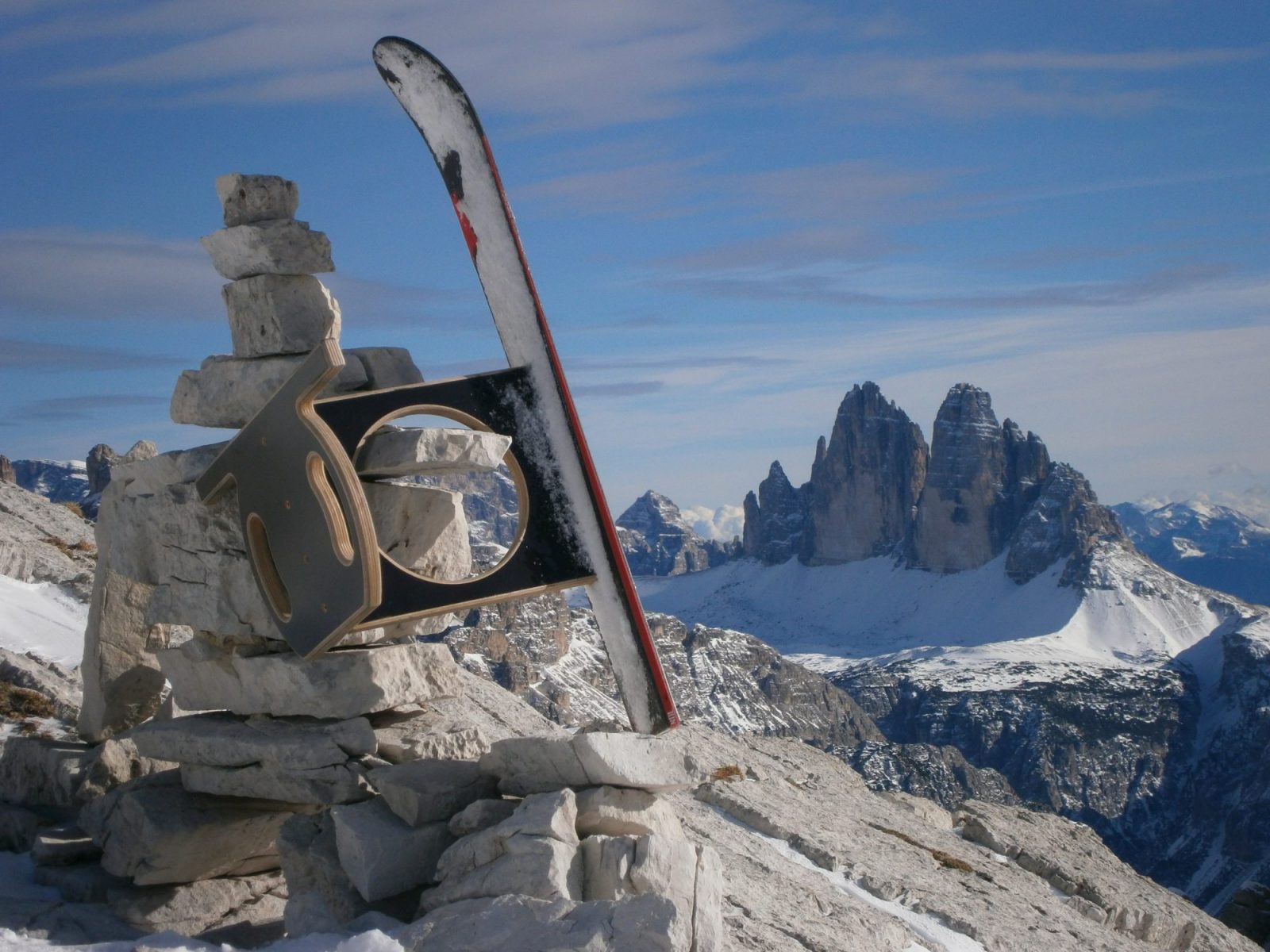 Drei Zinnen seen from the Drei Zinnen ski area - photo PXHere.com. Drei Zinnen will continue with its plan to install the Helmjet Sexten 10-seater cable car.