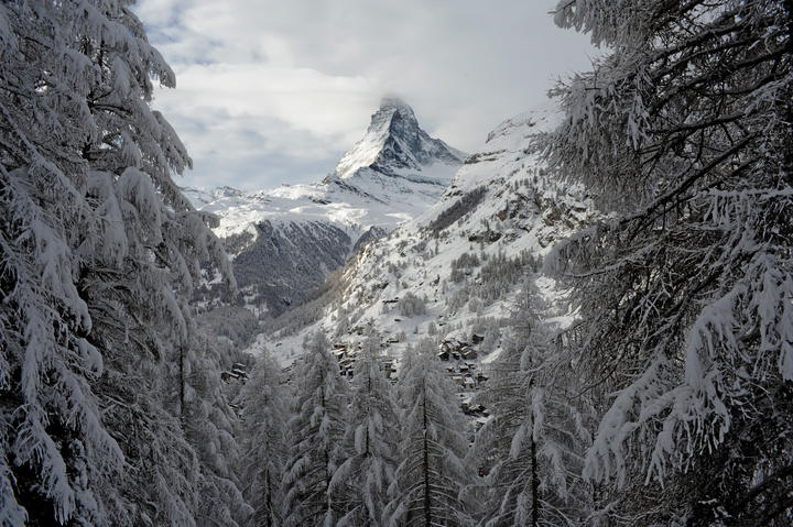 Matterhorn Frisch Verschneit. Matterhorn in winter. Thanks to a DNA test confirmation, the remains found near the Matterhorn where matched to a Japanese climber. 