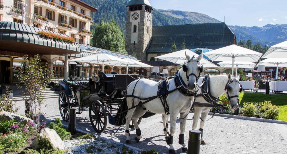A horse carriage welcomes you into the Zermatterhof. 