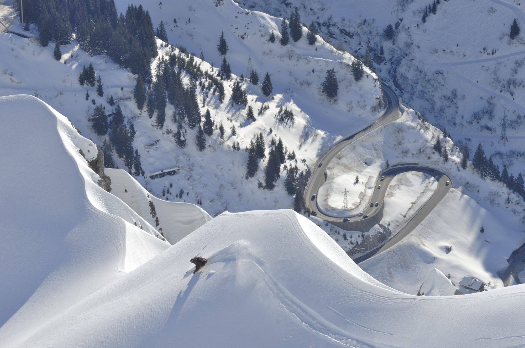 A skier freeriding in the extensive area of Lech Zürs am Arlberg. Photo by Sepp Malla. Lech Zürs Tourismus. The Must-Read Guide to Lech. 