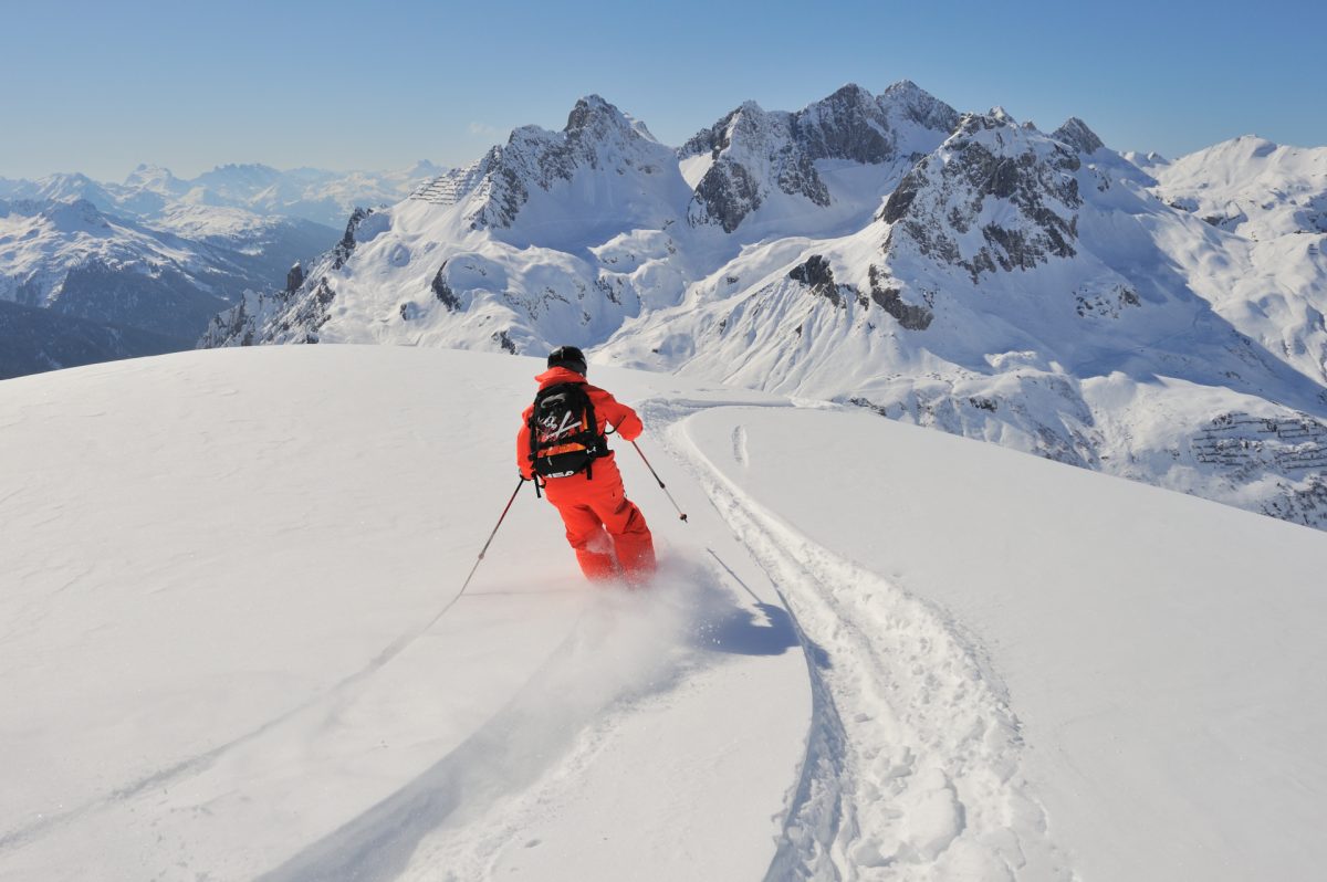 A freeskier enjoying the powder snow at Lech Zürs. Photo by Sepp Mallaun. Lech Zürs Tourism Office. The Must-Read Guide to Lech. 