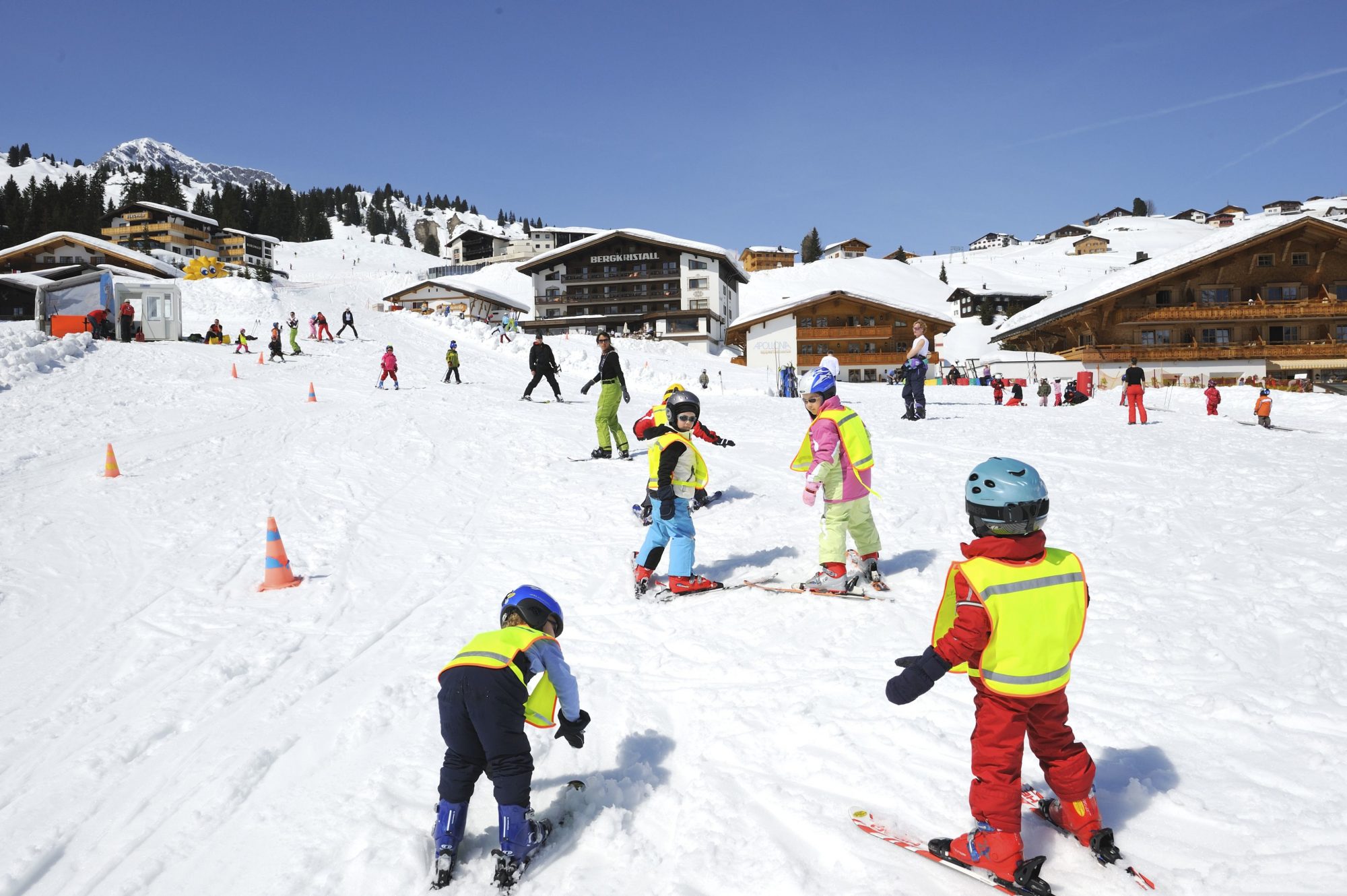 The ski school Oberlech teaching little kids how to ski. Photo by Sepp Mallaun. Lech Zürs Tourismus. The Must-Read Guide to Lech