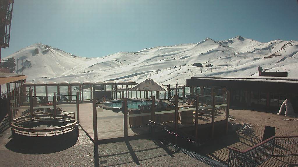 Valle Nevado deck with pool in the sun. Now with your IKON Pass you can ski in Valle Nevado. Photo: Valle Nevado. 