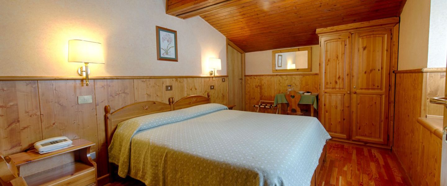 A double room in Hotel Edelweiss. They also count with triple and quad rooms, as well as one apartment. 
