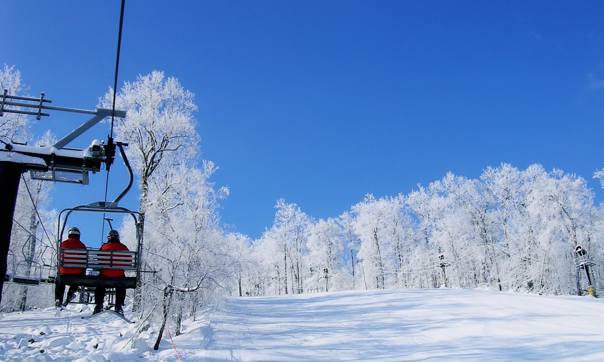 Roundtop Mountain Resort in a blue sky day. Peak Resorts Completes Acquisition of Snow Time.