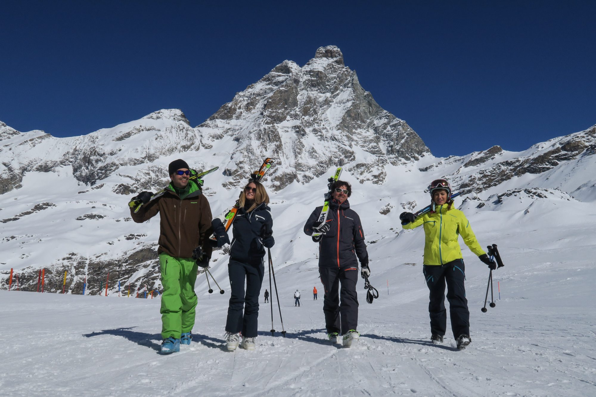 Skiers walking with the Monte Cervino in the backdrop. Photo Enrico Romanzi - Breuil Cervinia. Breuil-Cervinia: chairlift failure: 27 skiers recovered by helicopter.