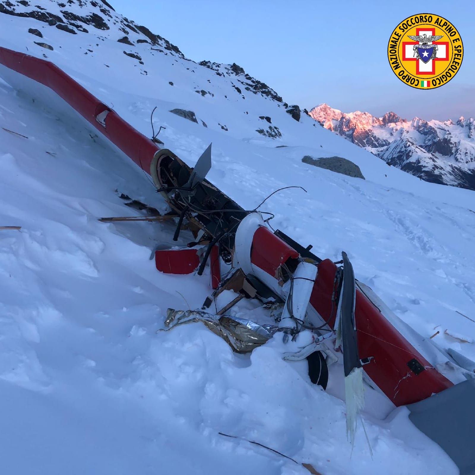 7 killed as helicopter and light aircraft crash over the Ruitor Glacier near La Thuile in the Italian Alps. Photo: Corpo Nazionale Soccorso Alpino e Speleologico. 