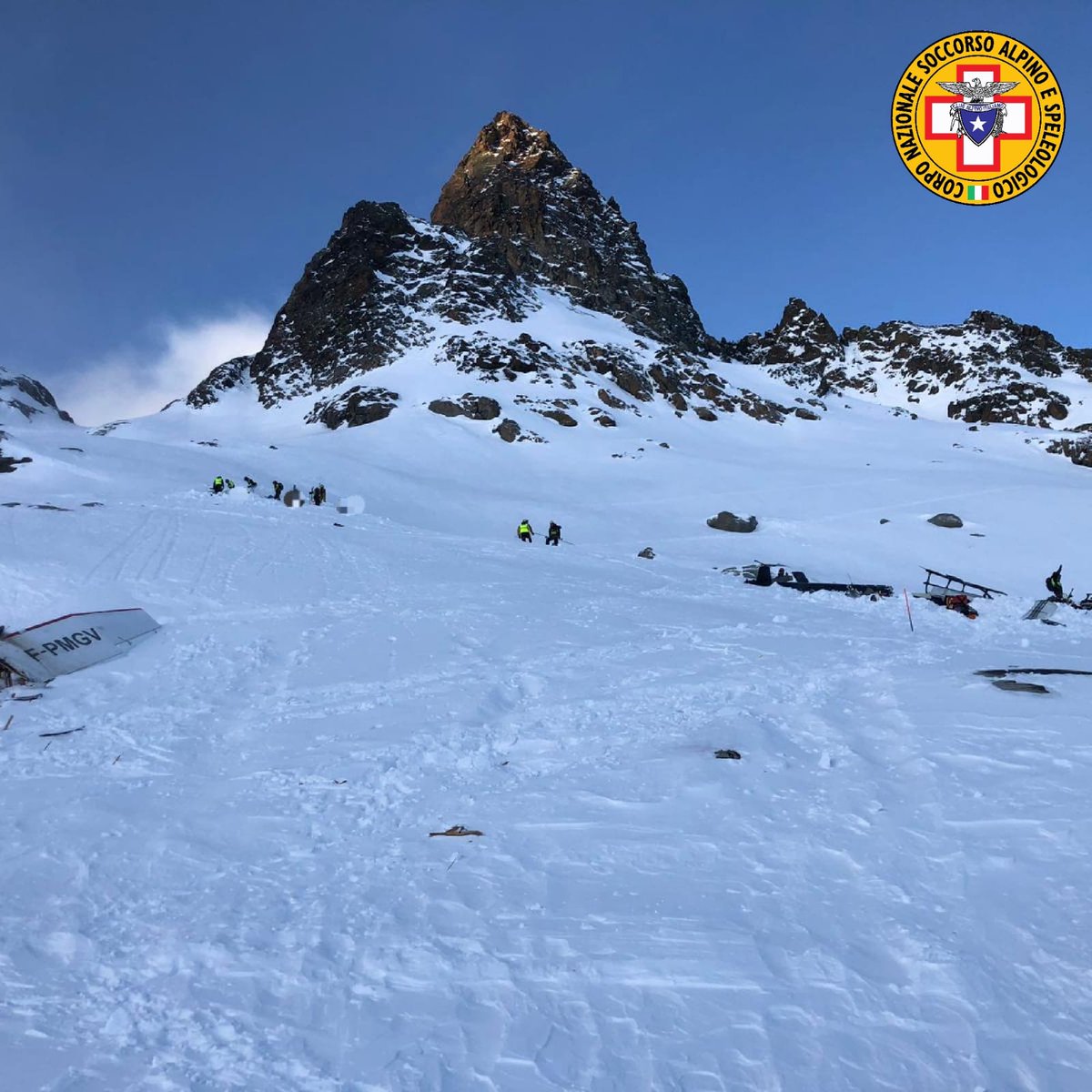 7 killed as helicopter and light aircraft crash over the Ruitor Glacier near La Thuile in the Italian Alps. Photo: Corpo Nazionale Soccorso Alpino e Speleologico. 