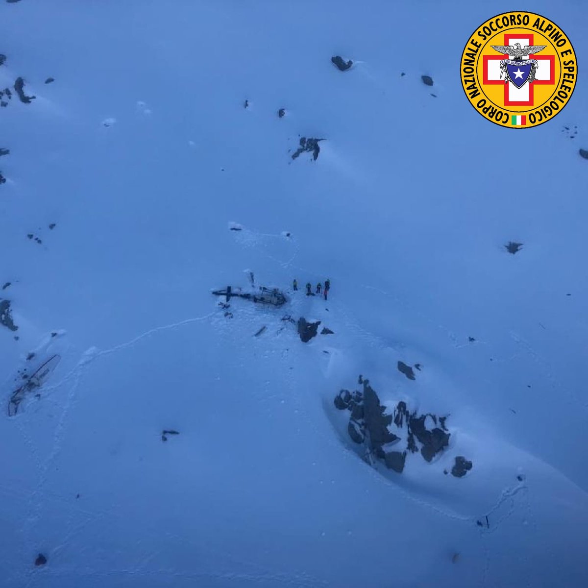 7 killed as helicopter and light aircraft crash over the Ruitor Glacier near La Thuile in the Italian Alps. Photo: Corpo Nazionale Soccorso Alpino e Speleologico. 