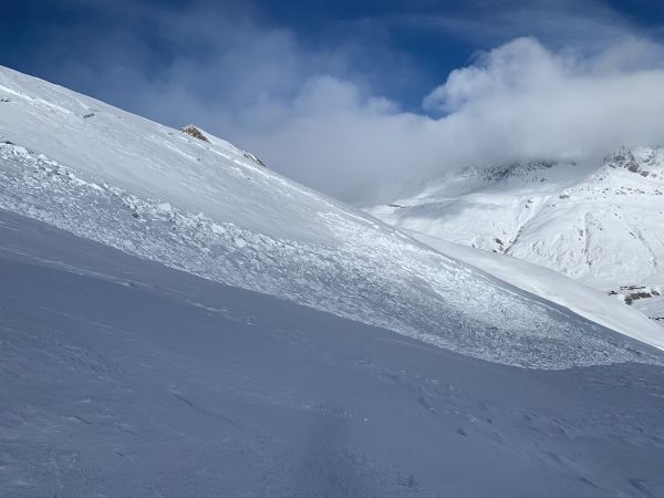 Fig 3: Recently departed slab avalanche from the fresh drift snow in the Avers (GR). The avalanche was observed on the eastern slope of the Tscheischhorn (Avers, GR) at around 2500 m. It was not known how the avalanche was triggered (Photo: N. Huwyler, 04.01.2019).SLF.ch. Avalanches claimed two lives in Switzerland due to dangerous conditions. 