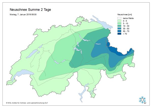Fig. 5: Two-day new snow sum from Saturday morning to Sunday afternoon, measured by the manual measuring fields and calculated at the automatic stations of the SLF. From Liechtenstein over the Prättigau and the Silvretta to the Samnaun fell with 50 to 70 cm the most snow. The rainfall decreased significantly to the west and south. There was hardly any snow in southern Valais and Ticino. SLF.ch. Avalanches claimed two lives in Switzerland due to dangerous conditions.
