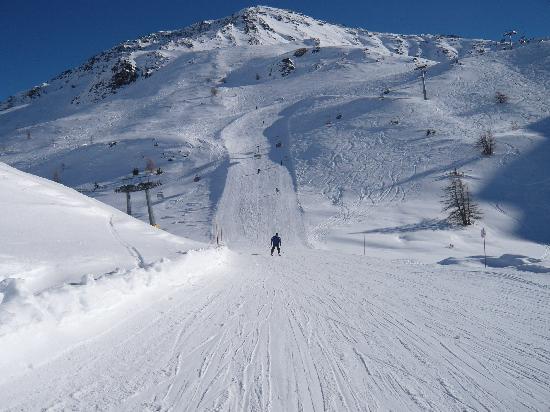 7 killed as helicopter and light aircraft crash over the Ruitor Glacier near La Thuile in the Italian Alps. 