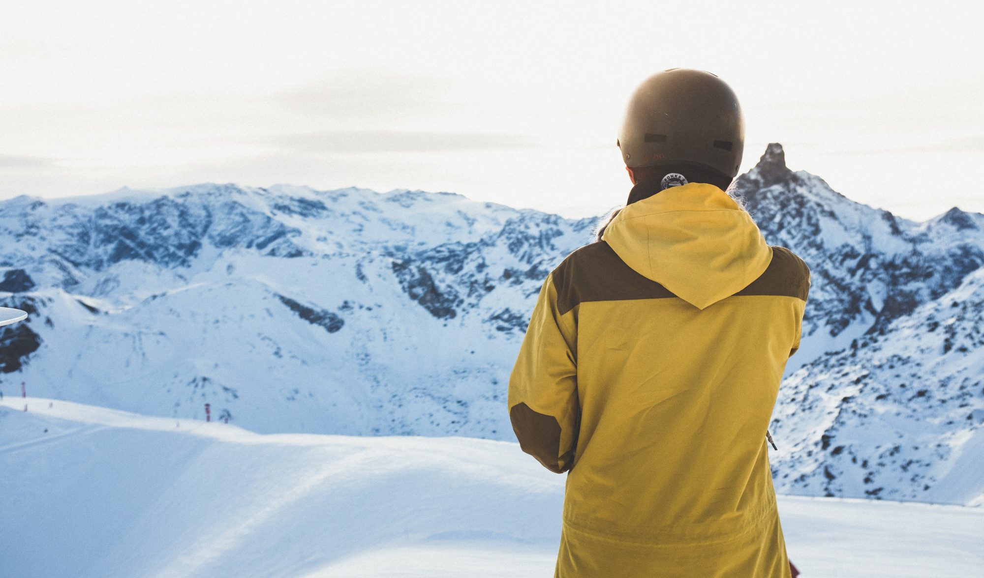 A British skier dies after falling 32 feet from a chairlift in the French resort of Méribel at the 3 Vallées. Photo Antwon. Unsplash.