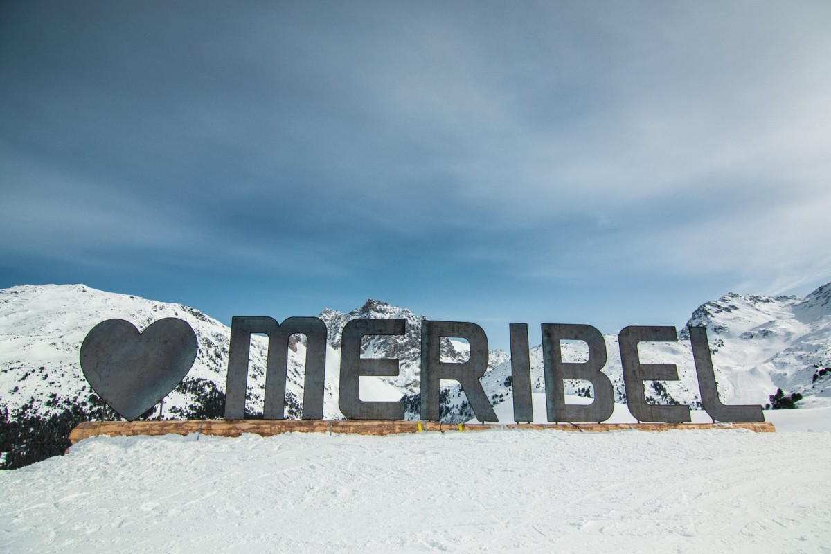 A British skier dies after falling 32 feet from a chairlift in the French resort of Méribel at the 3 Vallées. 