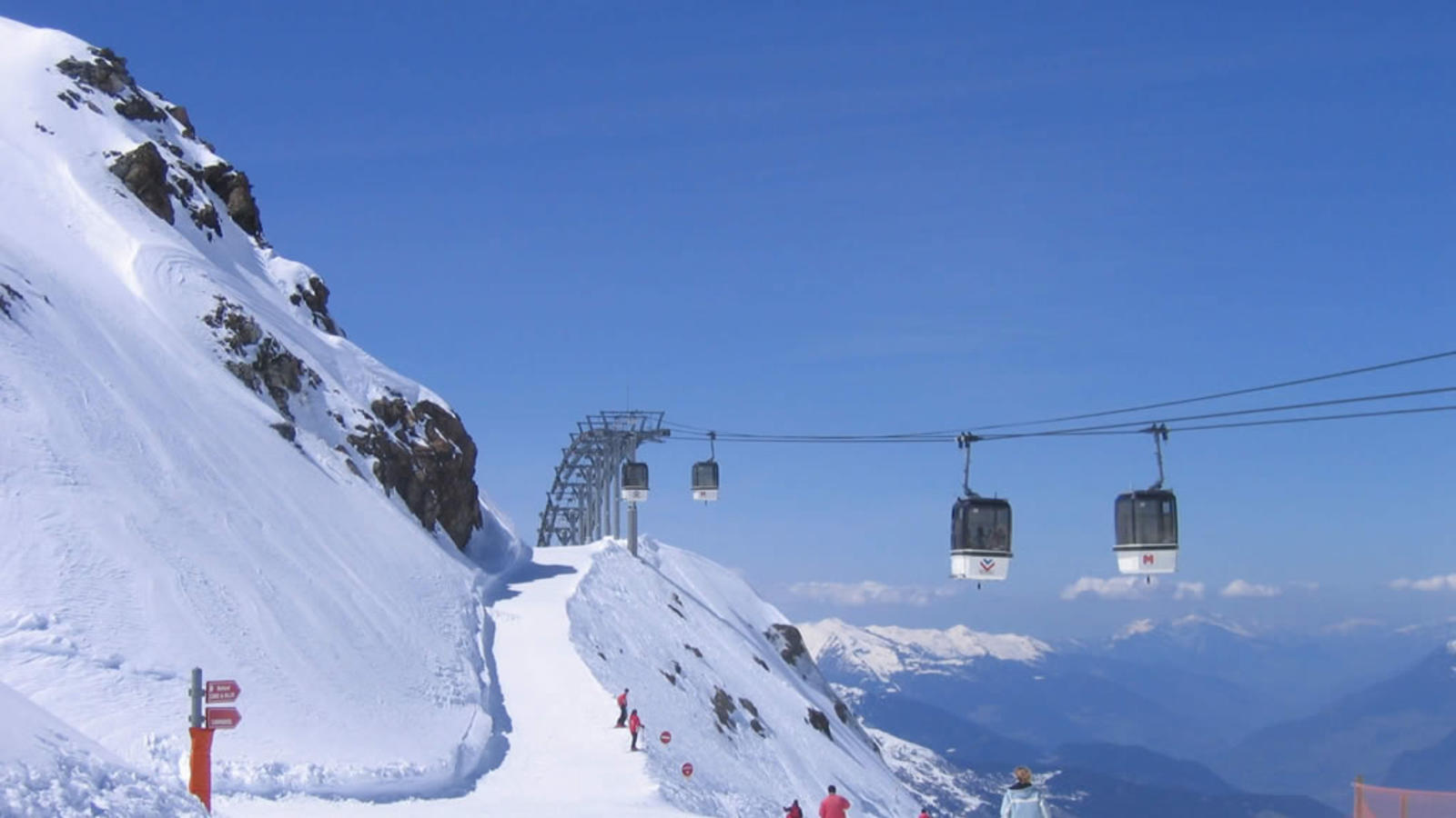A British skier dies after falling 32 feet from a chairlift in the French resort of Méribel at the 3 Vallées. 