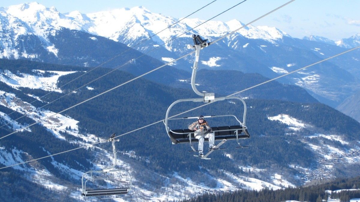 A British skier dies after falling 32 feet from a chairlift in the French resort of Méribel at the 3 Vallées. 