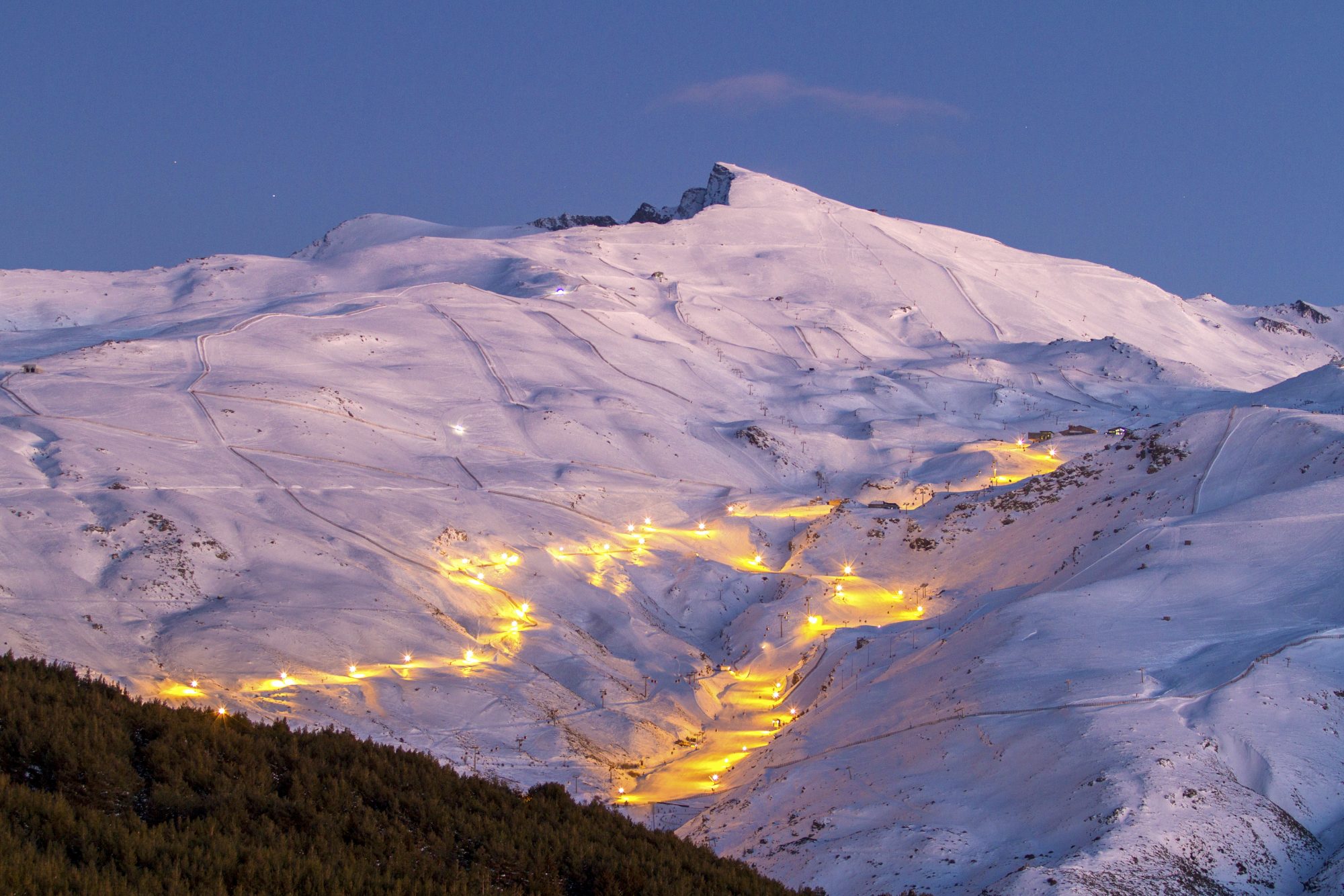 The Maribel and Rio trails illuminated at night. Photo: Archive Cetursa Sierra Nevada. The '12 hours Head NonStop ', the toughest test in skiing, arrives in the Sierra Nevada.