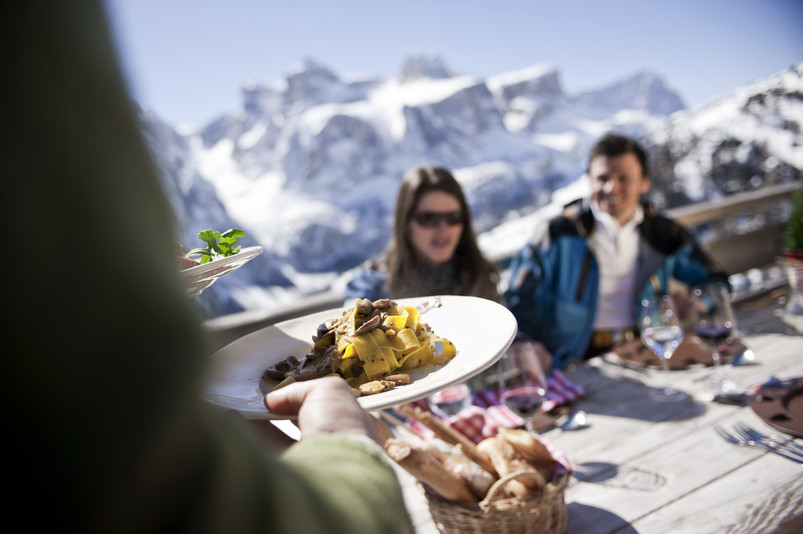 Homemade tagliatelle in the Dolomites! The Alta Badia ski area is known for its gastronomy and culinary offer. The-Ski-Guru Travel takes you to a Long Ski Safari in the Dolomites.