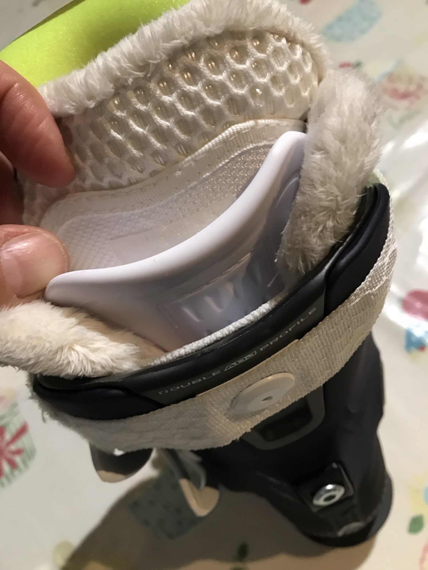 A small pad attached with velcro gives you more or less rigidity in the calf. Review on the Head Nexo Lyt 100 W G Ski Boots 2019.