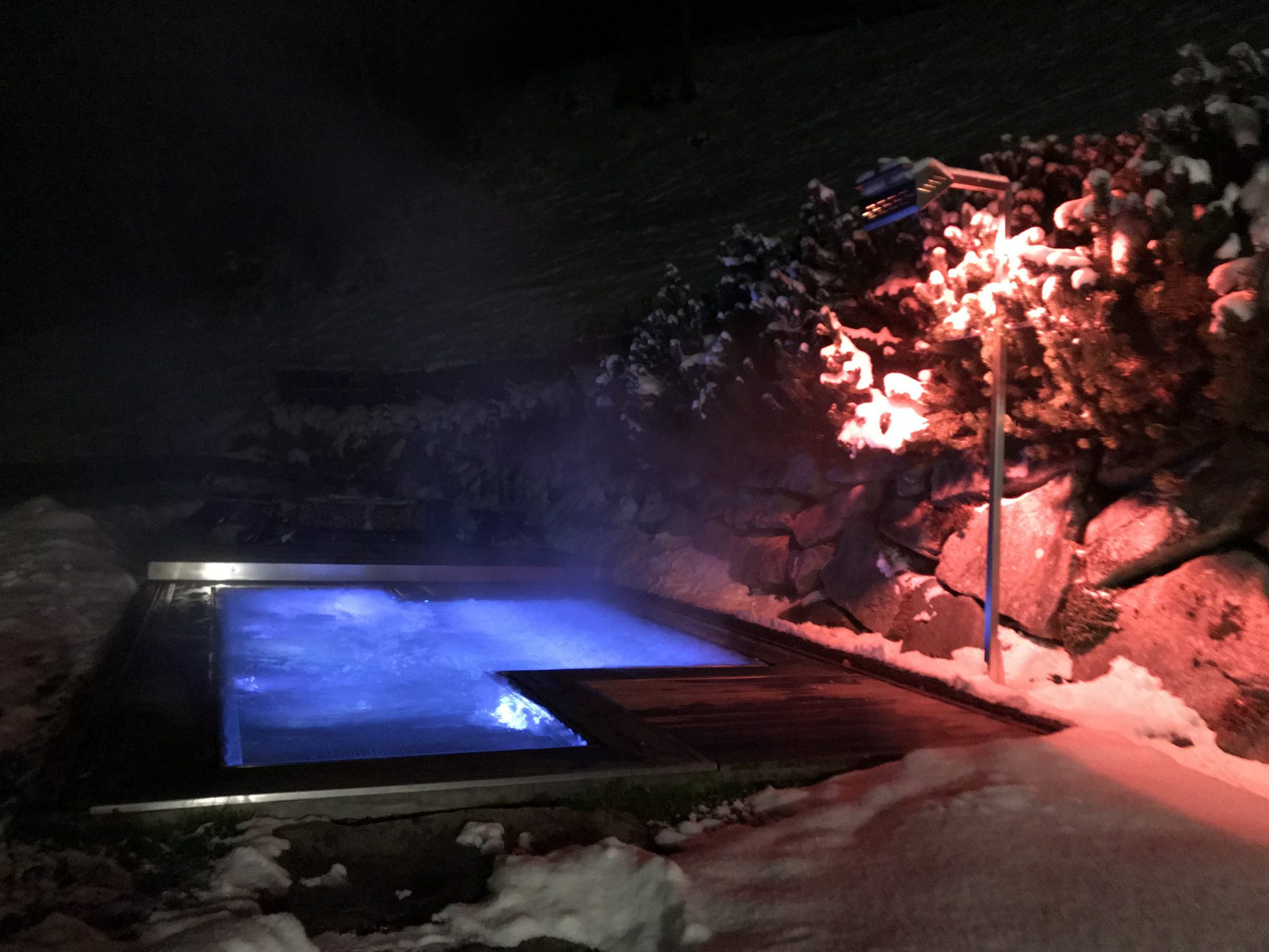 The outside pool at San Lorenzo Lodge. White Deer- Photo: The-Ski-Guru. Spot on White Deer – San Lorenzo Mountain Lodge. 