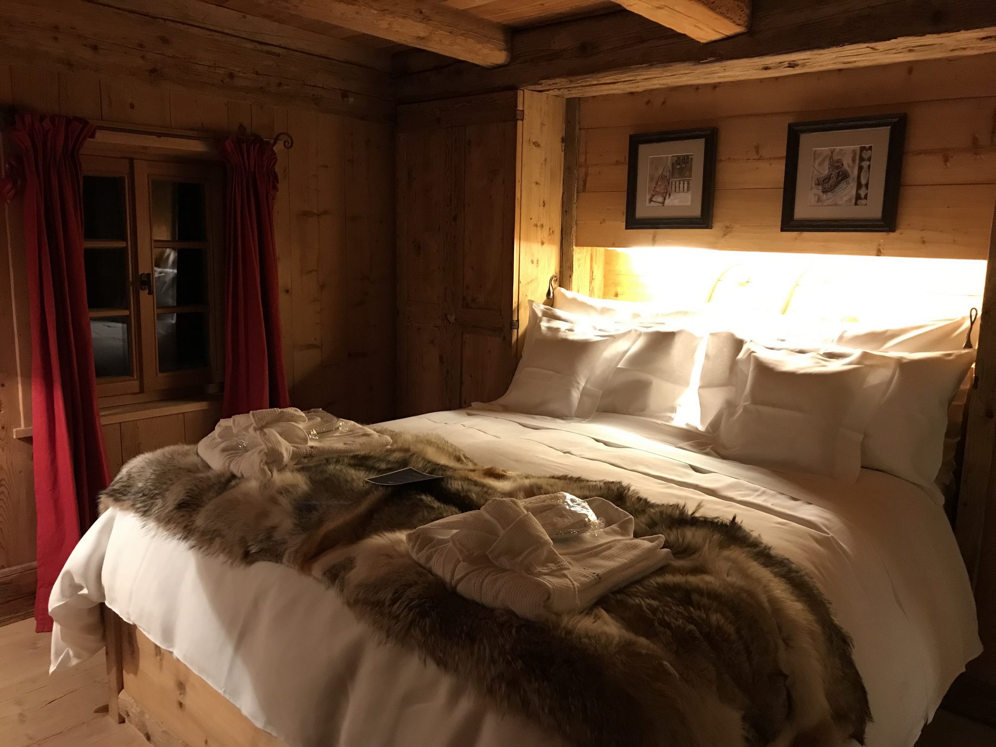 One of the double rooms at San Lorenzo Lodge- White Deer. Photo: The-Ski-Guru.  Spot on White Deer – San Lorenzo Mountain Lodge.
