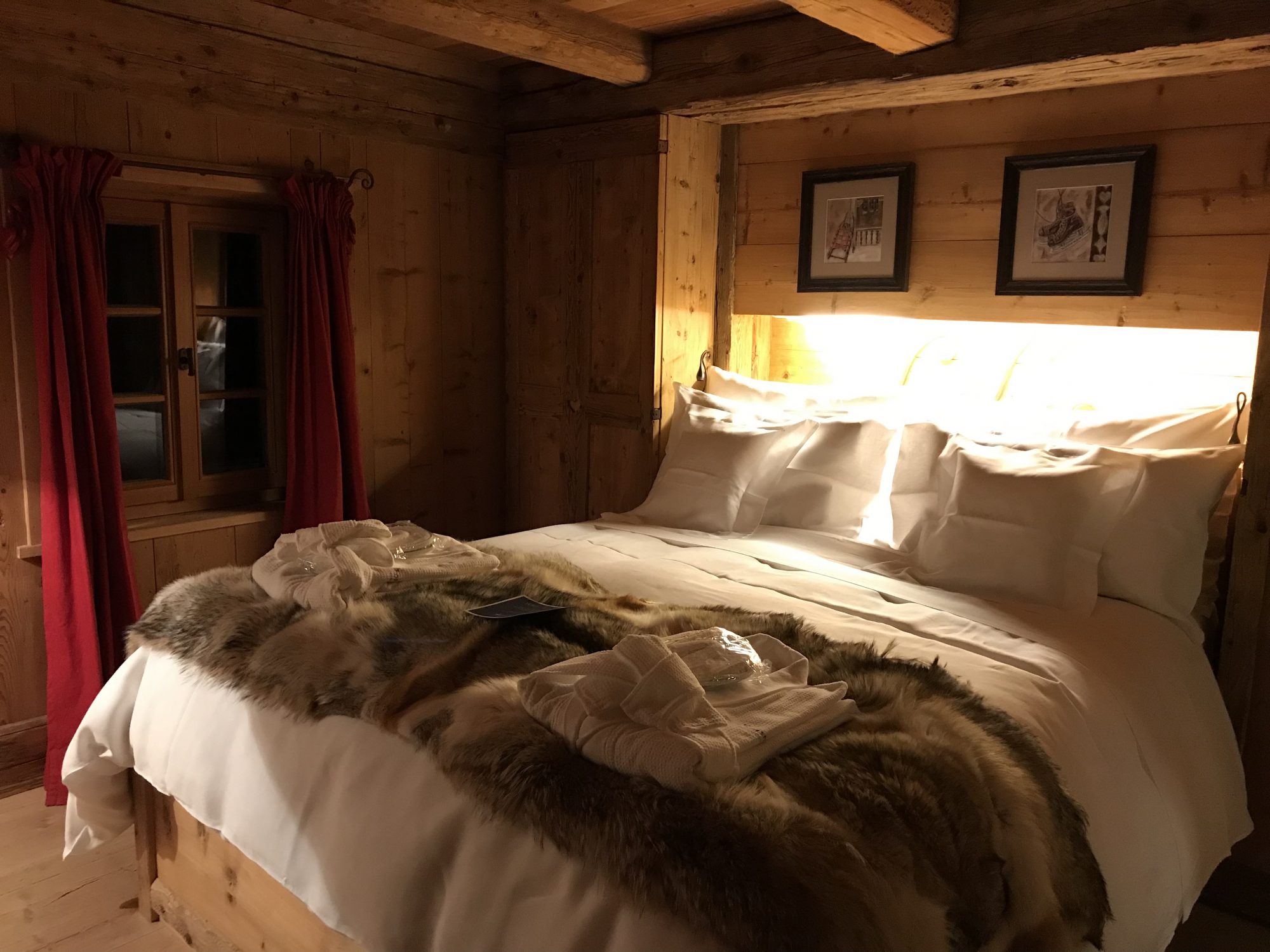 One of the double rooms at San Lorenzo Lodge- White Deer. Photo: The-Ski-Guru. Spot on White Deer – San Lorenzo Mountain Lodge.