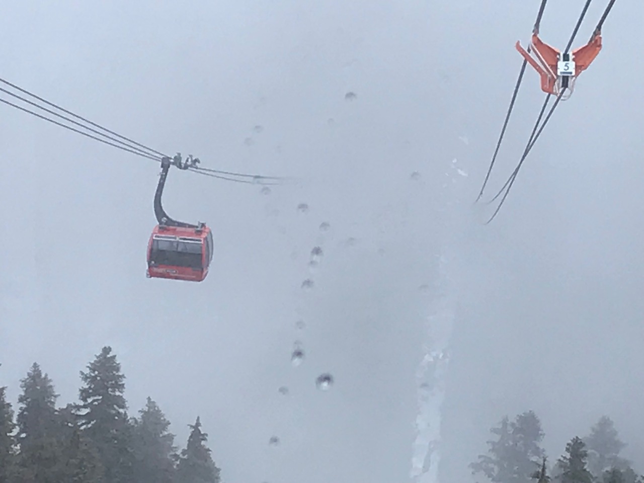 The Peak2Peak gondola is an attraction going from the top of Whistler Mountain into the top of Blackcomb Mountain. Photo: The-Ski-Guru. 