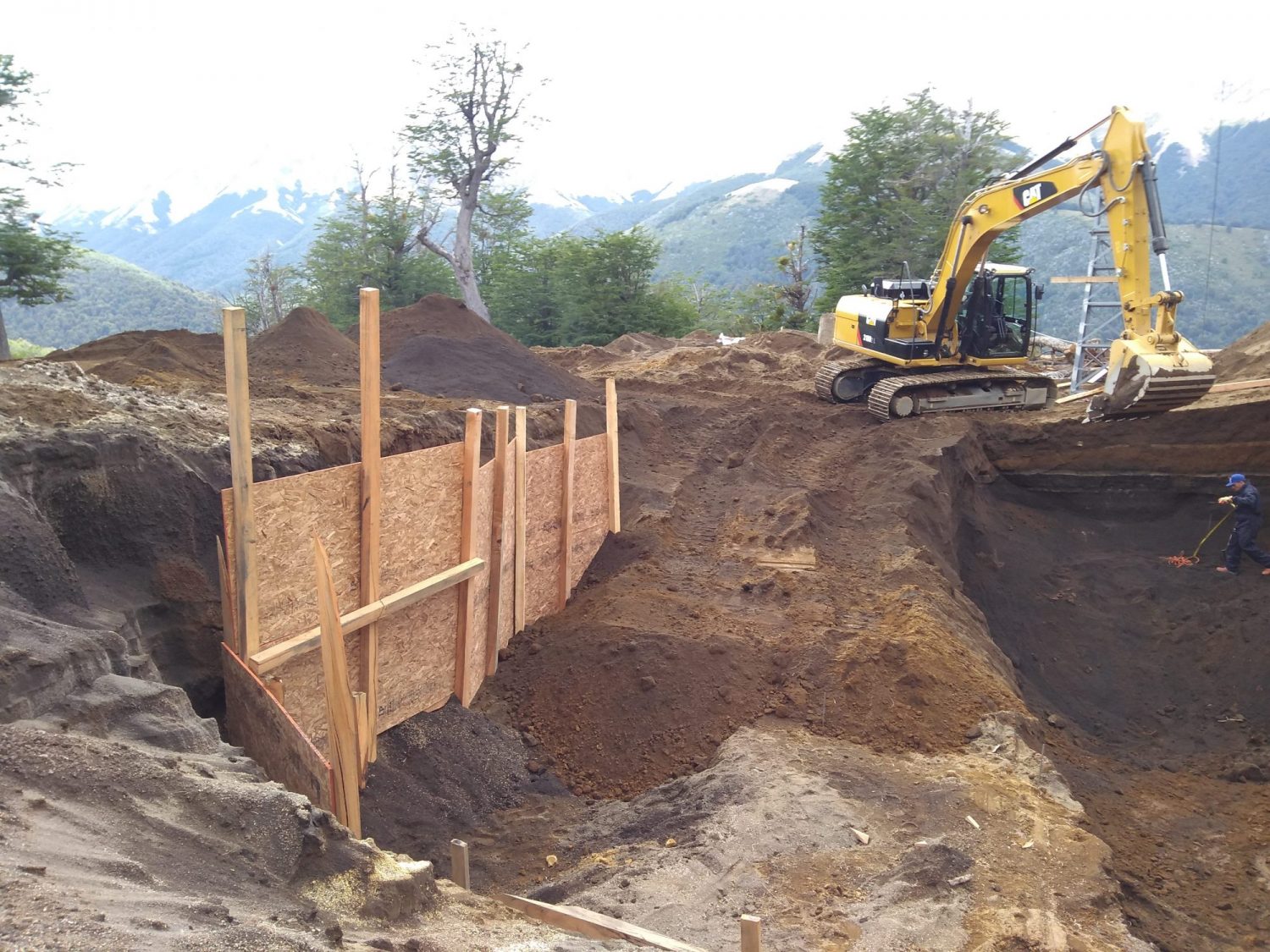 Excavating the ground to place the new start of the quad chairlift. Photo courtesy of Roberto Thostrup- Cerro Bayo. Cerro Bayo to create a new chairlift departure at 1400 meters.